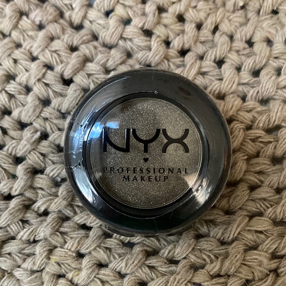 NYX Professional Makeup Shimmery Deep Olive Eyeshadow Single After Party - Picture 4 of 6